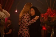 Eve (Sandra Oh, r.) und Villanelle (Jodie Comer, l.) genießen einen gemeinsamen Moment beim Tanztee. Doch der Moment ist nur von kurzer Dauer.