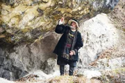 Johannes (Martin Leutgeb) beim Begutachten von Gestein