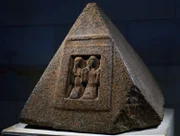 ÄGYPTEN - FEBRUAR 01: Pyramidion (Deckstein), Pyramide des Oberverwalters von Memphis Iniouia, 1300 v. Chr., Granit, 63x67,5x70 cm, aus Saqqara. Ägyptische Zivilisation, Neues Reich, Dynastie XVIII-XIX. Paris, Musée du Louvre