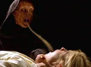 Buffy (Sarah Michelle Gellar, r.)