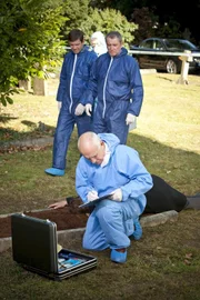 DS Ben Jones (Jason Hughes, l.), DCI Tom Barnaby (John Nettles, 2.v.l.) und Dr. Bullard (Barry Jackson, r.).