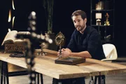 Eine kurze Geschichte über... -  Das Mittelalter Folge 2 Um sich vor Hölle und Fegefeuer zu schützen, wurden die Gebeine der Heiligen angebetet, sogenannte Reliquien. Die wertvollsten Überbleibsel präsentiert Mirko Drotschmann an einem Tisch, die angeblich direkt von Jesus stammen sollen.