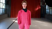 Kein Problem mit Haarausfall hat Laura Stokes. Die mehrfach ausgezeichnete Artistin beherrscht die Technik des Zopfhangs (engl.: Hairhanging). Dabei bindet sie ihre hüftlangen Haare so, dass sie ihr gesamtes Körpergewicht halten. Sie ist der lebende Beweis, wie stark unsere Haare sind. Der Grund dafür liegt im Bauplan: Jedes einzelne Haar besteht aus vielen, durch chemische Bindungen miteinander vernetzten Eiweißspiralen – das macht sie unglaublich elastisch und gleichzeitig sehr stabil: Ein einzelnes Haar kann bis zu 100 Gramm halten, ohne zu reißen.
