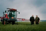 Eine Getreidekrise zwang Tom zum Umdenken: Heute kümmert er sich um die Brauerei, während sein Nachbar Tim für ihn die Felder bestellt. So haben alle etwas vom Erfolg des Biers.