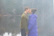 Ana (Soluna-Delta Kokol, r.) träumt, dass sie und Vincent sich küssen.