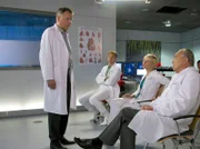 ARD/MDR IN ALLER FREUNDSCHAFT FOLGE 658, "Herzstillstand", am Dienstag (16.09.14) um 21:00 Uhr im ERSTEN. Dr. Roland Heilmann (Thomas Rühmann, li.) benötigt den Rat seiner Kollegen Prof. Simoni (Dieter Bellmann, re.), Dr. Kathrin Globisch (Andrea Kathrin Loewig, 2.v.re.) und Dr. Martin Stein (Bernhard Bettermann, 3.v.re.). Rolands Patientin Kerstin Heller leidet unter Ohnmachtsanfällen und schweren Herzrhythmusstörungen. Bisher konnte Roland keine Ursache dafür finden.
