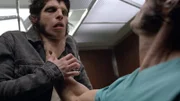 Scott (Tyler Posey) wird von einem Alpha angegriffen.