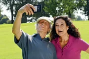 Selfie beim Golfen: Wöllers Halbbruder Friedhelm Breitner (Bernd Herzsprung, l.) und Jenny Winter (Barbara Wussow, r.) verstehen sich prächtig.