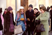 Monika ist froh, dass ihre Freunde in der Nachbarschaft wohnen. Von links: Annalena Brunner (Heidrun Gärtner), Trixi Preissinger (Doreen Dietel), Mike Preissinger (Harry Blank), Monika Vogl (Christine Reimer) und Maria Kirchleitner (Daniela März).