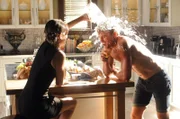 Die ganze Hitzewelle-Sache steigt auch Zoe (Rachel Bilson, l.) zu Kopf: Sie fühlt sich ganz plötzlich zu Wade (Wilson Bethel, r.) hingezogen ...