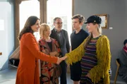 Marie (Paula Kroh, r.) begegnet zum ersten Mal Jonas‘ Familie. Alle sind noch ein wenig befangen (v.l.n.r.: Elisabeth Lanz, Ursela Monn, Gunter Schoß, Lennart Betzgen). Kein Wunder, denn Marie ist im 6. Monat schwanger von Jonas.