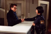 Josephine glättet mit Pfarrer Brandl die Wogen und plant einen Tag der offenen Tür. Von links: Pfarrer Simon Brandl (Ferdinand Schmidt-Modrow) und Josephine Drechsler (Mira Mazumdar).