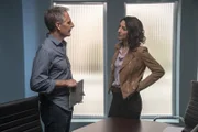 Special Agent Dwayne Pride (Scott Bakula, l.); Special Agent Hannah Khoury (Necar Zadegan, r.)