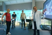Spurensicherer Franz Wohlfahrt (Helmut Bohatsch, r.) unterrichtet seine Kollegen Gruppeninspektorin Penny Lanz (Lilian Klebow, l.), Max Herzog (Martin Gruber, 2.v. l.) und Bezirksinspektor Klaus Lechner (Andreas Kiendl, 2.v.r.) über die Spurenlage am Tatort.