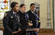 (v.l.n.r.) Deputy Inspector Regina Haywood (Amanda Warren); Captain Stan Yenko (Richard Kind);  Assistant Chief John Suarez (Jimmy Smits)