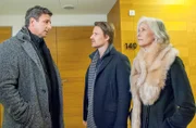 Im Krankenhaus erfahren Christian (Max von Pufendorf, M.) und seine Mutter Elisabeth Tamm (Michaela Rosen, r.) von Dr. Martin Gruber (Hans Sigl, l.) wie es um die Gesundheit von Lisa steht.