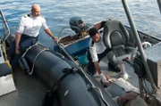Wolf Malletzke (Christoph Grunert, l.), und Fahri Celik (Hassan Akkouch, r.) finden in einem havarierten Boot eine männliche Leiche mit Schlangenbiss.