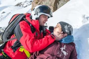 Schnell ist Martin Gruber (Hans Sigl) am Unfallort und leistet Erste Hilfe bei der verunglückten Lisa (Henriette Richter-Röhl).