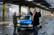 Noch nicht einmal offiziell im Einsatz und schon in einer Gefahrenlage: Helmut Husmann (Torsten Münchow, r.) wird von dem Obdachlosen "Pille" (Marian Meder, l.) mit einer Waffe bedroht.