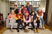Beim Familientreffen verkünden Christian und Tanja, daß sie heiraten werden. (v.l.n.r.) 1. Reihe: Tanja Ewald (Christina Athenstädt), Lotte Ewald (Anne Sophie Triesch), Inge März (Uta Schorn), Paul Kleist (Julian König), Rosalie Sandmann (Nelly Hoffmann). 2.Reihe: Dr. Christian Kleist (Francis Fulton-Smith), Dr. Michael Sandmann (Luca Zamperoni) und Bernd Spengler (Walter Plathe).