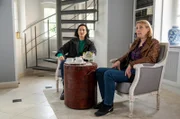 Tamara Meurer (Anja Pahl, r.) und Pauline Hobrecht (Agnes Decker, l.) sind in der Anwaltskanzlei des Ehemanns der Toten und wollen ihn zu seinem Alibi befragen.