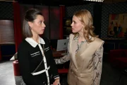 Zoe (Lara Dandelion Seibert, r.) macht Matilda (Anna-Katharina Fecher) für ihren MIsserfolg bei der Intrige gegen Gerner verantwortlich.