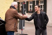 Joseph (Michael Vogtmann, links) dankt Leon (Joel Akgün, rechts), dass er über sein Missgeschick schweigt.