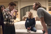 Auch Ben (Thomas Barbusca, 2.v.l.) hat einen Versuch, Jimmy (Scott MacArthur, r.) auszuknocken, damit er und seine Geschwister Sabrina (Sofia Black-D'Elia, l.) und Ben nicht um zehn Uhr ins Bett müssen. Belustig schaut Mickey (Kaitlin Olson, 2.v.r.) dem Treiben zu ...