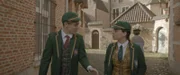 Theo (r. Eloise Little) und Henry (l. Frankie Minchella) müssen zur Schule, bisher kannten sie nur home schooling.