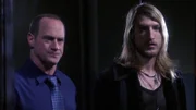 Durch eine Recherche im Internet fällt der Mord-Verdacht von Stabler (Christopher Meloni, l.) auf den Death-Metal-Musiker Trey Greenway (Bryce Ryness, r).