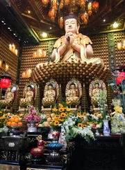 Im Chua Van Phat, dem "Temple of Ten Thousand Buddhas", in Ho-Chi-Minh-Stadt/Saigon in Vietnam. Jeder einzelne der zehntausend Buddhas ist von einer Firma oder Privatperson gespendet. Entertainment-Managerin Cori besucht den Tempel anlässlich ihres Geburtstages gemeinsam mit ihrem Kollegen Moritz.