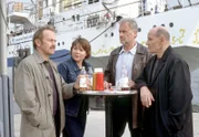 Lagebesprechung einen Tag nach Kehls Tod zwischen den Kollegen Eduard Holicek (Tilo Prückner, links), Jenny Graf (Julia Schmidt, 2. von links), Jan Casstorff  (Robert Atzorn, 2. von rechts) und Buno Kern (Jürgen Schornagel, rechts).