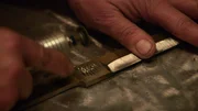 Herstellung von Details mit einer Handschleifmaschine.
