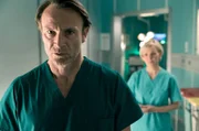Dr. Martin Stein (Bernhard Bettermann) erhält eine dramatische Nachricht von Dr. Kathrin Globisch (Andrea Kathrin Loewig).