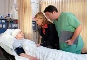 Liane Fürstenberg liegt nach ihrem Zusammenbruch im Aufwachraum des Krankenhauses. Ihre Mutter Constanze und Dr.Kleist stehen an ihrem Bett.