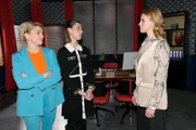 Matilda (Anna-Katharina Fecher, m.) und Zoe (Lara Dandelion Seibert, r.) können einen verräterischen Moment vor Yvonne (Gisa Zach) überspielen.