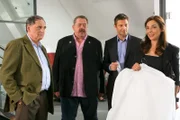 Im Bild: Die Kommissare Hansen (Igor Jeftic, 2.v.r.) und Hofer (Joseph Hannesschläger, 2.v.l.) erhoffen sich von Bräutigamvater Fichtner (Gerd Udo Feller, l.) und Maﬂschneiderin Koch (Sabrina White, r.) neue Erkenntnisse.