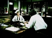 Ausgerechnet jetzt, wo er Daisy heiraten will, erhält John-Boy (Richard Thomas, l.) von seinem Chef (Walter Brooke, r.) das Angebot, als Berichterstatter nach London zu gehen.