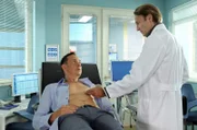 Die eigentliche Routine-Untersuchung von Steffen Frahm (Moritz Lindbergh, li.) bringt nichts Gutes zum Vorschein. Dr. Martin Stein (Bernhard Bettermann, re.) stellt eine erneute Verengung eines Herzkranzgefäßes fest. Dieses Mal wird ein Stent nicht ausreichen und Martin rät zu einem Bypass.