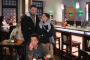 Sina (Valea Scalabrino, r.) sieht ihr Valentinsdate mit Bambi (Ben Heinrich) von Nuray (Lilay Huser) gestört.