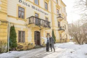 Michael Ostrowski (l.) während des Drehs in Bad Gastein vor der Villa Mühlberger.