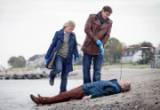 Der Lübecker Marzipanfabrikant Lübbers (Reent Reins, liegend) liegt tot am Timmendorfer Strand. Finn Kiesewetter (Sven Martinek, r.) und Kollegin Sandra Schwartenbeck (Marie Luise Schramm, l.) nehmen die Ermittlungen auf.