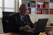 Bernd Reuther (Rainer Hunold) bucht einen Termin für eine spirituelle Lebensberatung bei Tabea Thau. Sie war eine enge Vertraute des Toten und sein Medium.