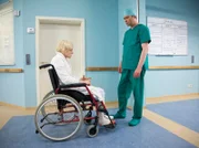 Philipp Brentano (Thomas Koch) hat seine Patientin Corinna Lehmann (Anne Müller) darüber informiert, dass er das Jugendamt informieren werde. Nach der OP von Corinnas Tochter Lara, wartet sie vor dem OP-Bereich und bittet Brentano einsichtig, selbst anrufen zu dürfen.