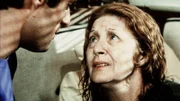 Verzweifelt wendet sich die ehemalige Filmschauspielerin Helen Howell (Edith Fellows), die von einem Gangster-Syndikat verfolgt wird, an Nick Ryder (Joe Penny)