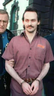Am 24. Mai 1989 tötet Robert Auker seine Ehefrau. Seine Motive, sagt er später aus, waren Rache und Geldgier.