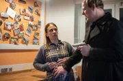 Catrin Lorbeer (Dorothee Sturz, l.) wird von Arne Naujock (Stephan A. Tölle, r.) bedroht - dem ehemaligen Geschäftspartner ihres Bruders.