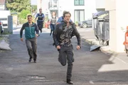 Hektor Peschke (Michael Pink, r.) und "Juri" alias Oberkommissar Max Fischer (Max Hemmersdorfer, l.) fliehen vor Hauptkommissarin Kerstin Klar (Fiona Coors, M.) und weiteren Polizisten.