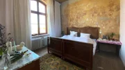 Die Balkenköpfe der Zimmerdecke waren verfault. Jetzt ist das Schlafgemach schon benutzbar - als einer der wenigen Räume im Haus.