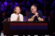 Rateteam-Kapitän Elton (r.) und die Schauspielerin Gaby Dohm (l.) bilden ein Rateteam.